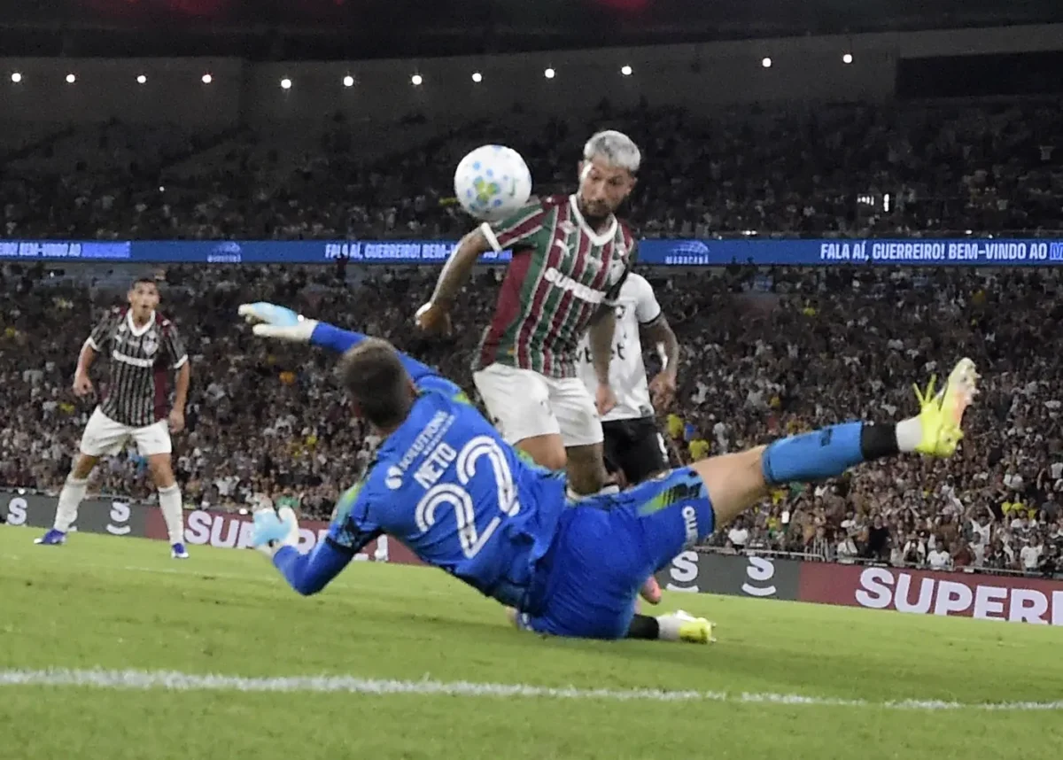 Fluminense vence clássico e reacende esperanças