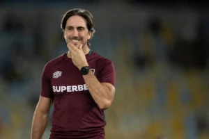Fluminense enfrenta desfalques no setor e Zubeldía define estratégia para o clássico contra o Vasco