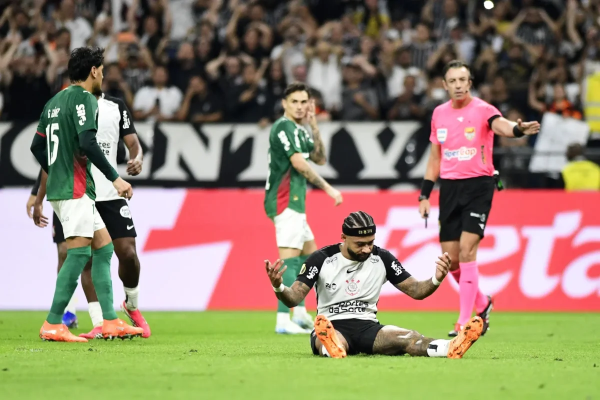 Fracasso nos pênaltis: Escorregão de Memphis expõe problema do Corinthians em cobranças