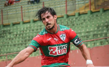 Gabriel Pires envia mensagem a Memphis Depay antes de Portuguesa x Corinthians e projeta reencontro