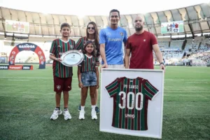 Ganso recebe homenagem por 300 jogos pelo Fluminense e projeta duelo com o Vasco