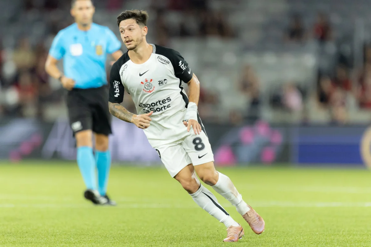 Garro critica condição do gramado da Arena Athletica após vitória do Corinthians: "Prejudicial ao nosso corpo"