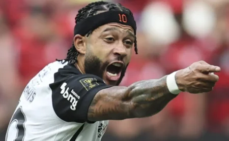 Gol de Memphis Depay anulado por impedimento: falha do VAR em jogo do Corinthians.