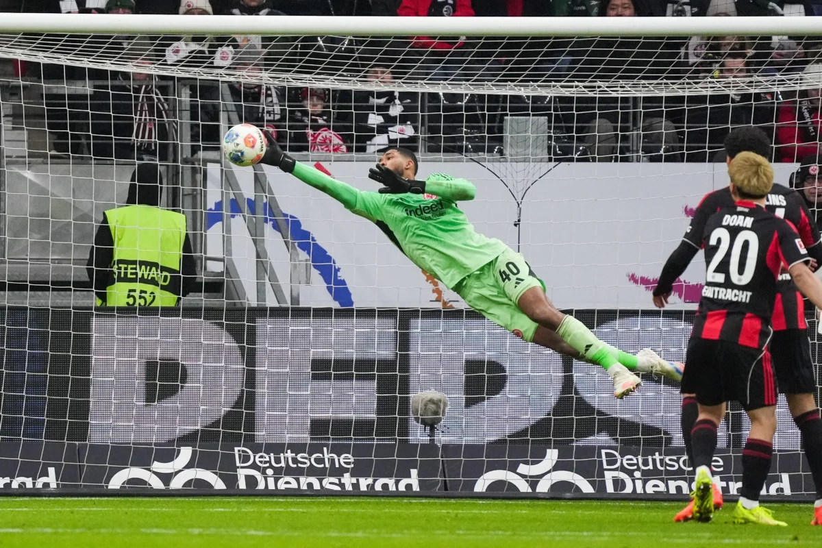 Goleiro ex-Flamengo encerra jejum no Frankfurt: "Fase ruim era difícil de entender"