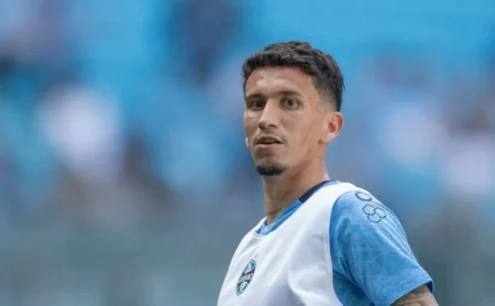 Grêmio avalia a saída de Cuéllar e Dodi após a contratação de Nardoni e espera ofertas.