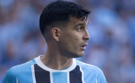 Grêmio define futuro de Cuéllar e Cristaldo: saídas descartadas por ora Grêmio define futuro de Cuéllar e Cristaldo: saídas descartadas por ora