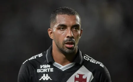 Grêmio demonstra pouco interesse em Paulo Henrique após pedido de R$ 62 milhões do Vasco pelo lateral-direito Grêmio demonstra pouco interesse em Paulo Henrique após pedido de R$ 62 milhões do Vasco pelo lateral-direito