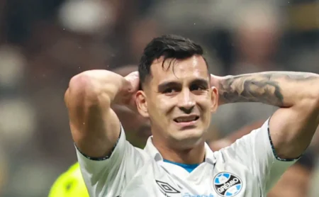 Grêmio libera meia-atacante e busca acordo com Cristaldo para proposta do Toronto