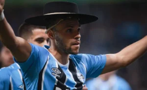 Grêmio planeja novas saídas e pode rescindir contrato com Braithwaite para aliviar folha salarial Grêmio planeja novas saídas e pode rescindir contrato com Braithwaite para aliviar folha salarial