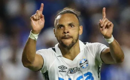 Grêmio planeja a saída de Braithwaite e busca um novo centroavante com custo menor