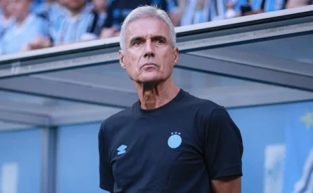 Grêmio pode ter até 21 saídas após avaliação de Luís Castro para reformulação do elenco
