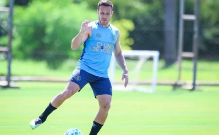 Grêmio projeta mudanças com Arthur, Tetê e Marlon no time titular contra o São Paulo