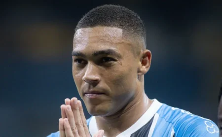 Grêmio recebe oferta de 8 milhões de dólares do Charlotte FC por Carlos Vinicius