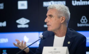 Grêmio reduz interesse em camisa 10 e foca em lateral-direito na janela de transferências