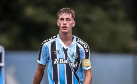 Grêmio rejeita proposta do Flamengo por Bernardo Zortea e mantém jogador, mas mercado ainda é agitado nos bastidores