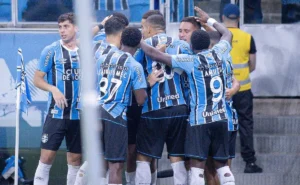 Grêmio supera Atlético Mineiro com vantagem numérica no Brasileirão