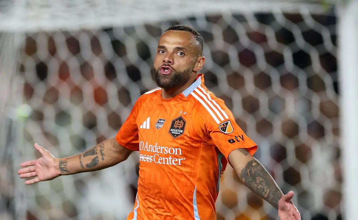 Guilherme brilha em estreia na MLS com dois gols e virada do Houston Dynamo sobre o Santos Guilherme brilha em estreia na MLS com dois gols e virada do Houston Dynamo sobre o Santos