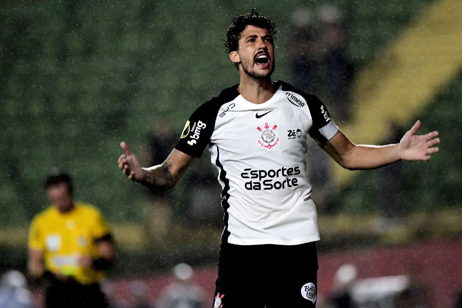 Gustavo Henrique reconhece cansaço com sequência de jogos no Corinthians: "É jogar e jogar"