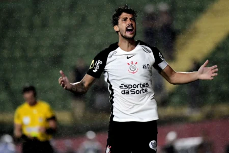 Gustavo Henrique reconhece cansaço com sequência de jogos no Corinthians: É jogar e jogar Gustavo Henrique reconhece cansaço com sequência de jogos no Corinthians: "É jogar e jogar"