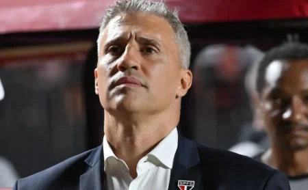 Hernán Crespo impressiona ao treinar equipe em troca de passes refinada