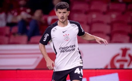 Hugo se submete a cirurgia e é desfalco do Corinthians por período indeterminado.