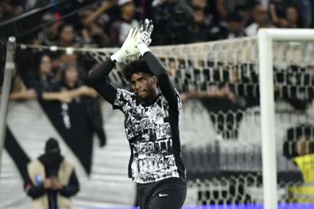 Hugo Souza atinge marca de 100 jogos pelo Corinthians: "Mudou a minha vida"