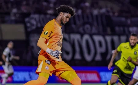 Hugo Souza sofre lesão em lance de gol anulado contra o São Bernardo