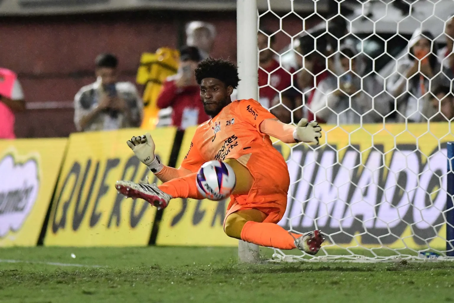 Hugo Souza atinge marca de 14 pênaltis defendidos pelo Corinthians e sonha com a Copa: "Realizar meu sonho"