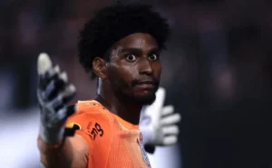 Hugo Souza sofre ofensas racistas após classificação do Corinthians Hugo Souza sofre ofensas racistas após classificação do Corinthians