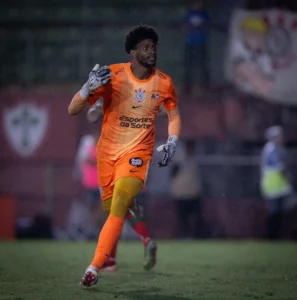 Hugo Souza, goleiro do Corinthians, sofre ofensas racistas de torcedores da Portuguesa em partida no Canindé.