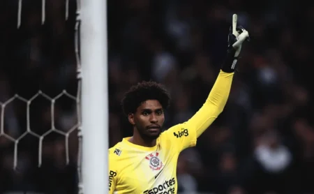 Hugo Souza dribla Flaco López em clássico e lance viraliza.