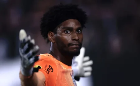 Hugo Souza supera ídolos do Corinthians em aproveitamento de pênaltis defendidos