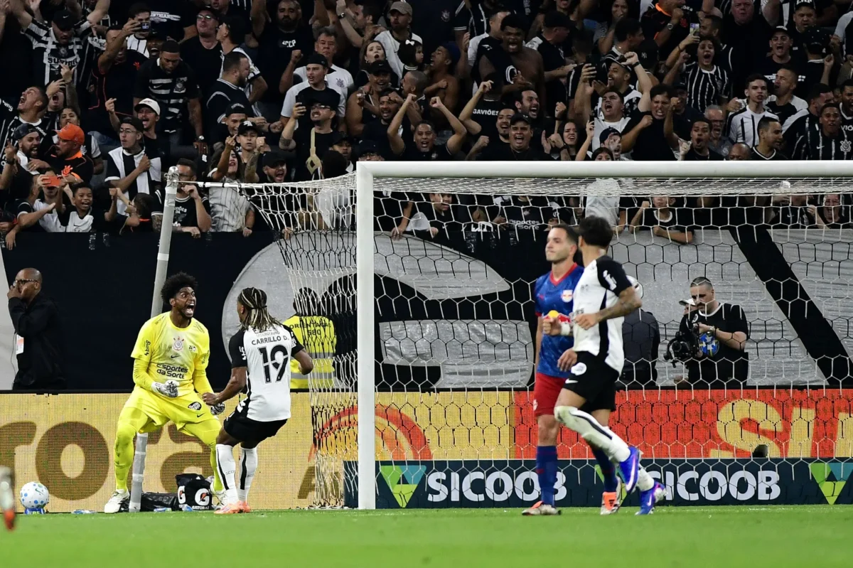 Hugo Souza alcança Gylmar e entra no top-3 de defensores de pênaltis do Corinthians; confira o ranking