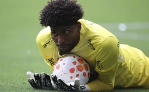 Hugo Souza entra para a história do Corinthians e supera marcas de ídolos