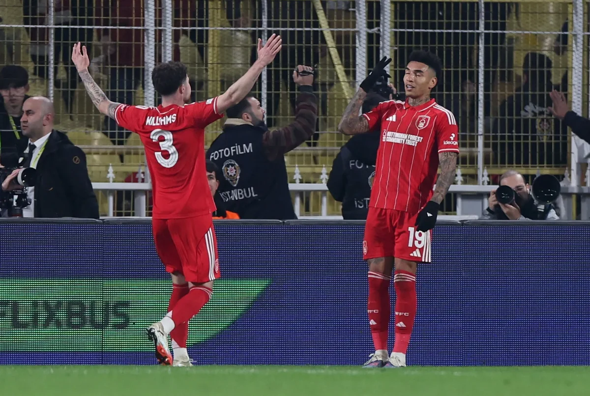 Igor Jesus se destaca em vitória do Nottingham Forest sobre o Fenerbahçe por 3 a 0 na ida dos playoffs da Liga Europa
