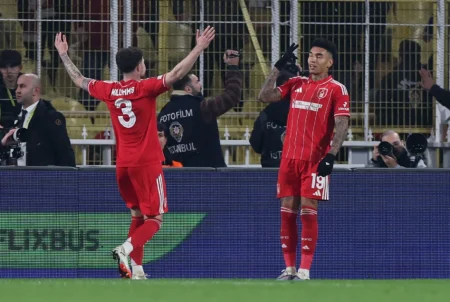 Igor Jesus se destaca em vitória do Nottingham Forest sobre o Fenerbahçe por 3 a 0 na ida dos playoffs da Liga Europa