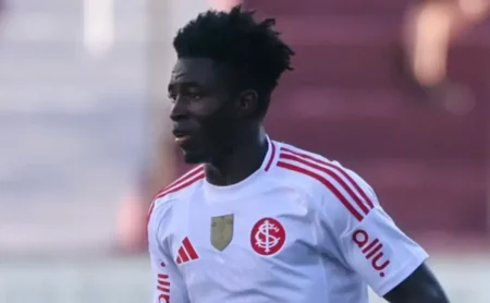 Intercolor acerta a contratação de volante ganês e renova com Denis Marfo Intercolor acerta a contratação de volante ganês e renova com Denis Marfo