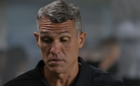 Interino do Vasco avalia desempenho após derrota para o Santos: “Há pecado na eficácia”
