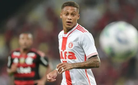 Internacional faz nova proposta a Vitinho e aguarda resposta para renovação contratual. Internacional faz nova proposta a Vitinho e aguarda resposta para renovação contratual.