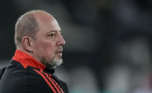 Internacional avalia zagueiros no mercado, mas não avança.