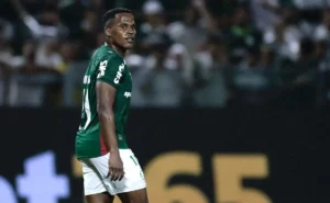 Jhon Arias tem estreia promissora pelo Palmeiras, sofre pênalti e anima torcida alviverde Jhon Arias tem estreia promissora pelo Palmeiras, sofre pênalti e anima torcida alviverde