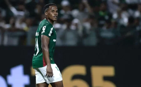 Jhon Arias tem estreia promissora pelo Palmeiras, sofre pênalti e anima torcida alviverde