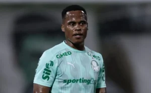Jhon Arias sofre pênalti em estreia e ajuda Palmeiras a avançar Jhon Arias sofre pênalti em estreia e ajuda Palmeiras a avançar