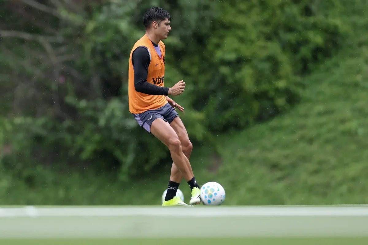 Joaquín Correa retorna aos treinos com o elenco do Botafogo após lesão