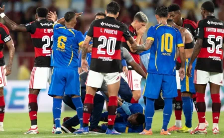 Jogador do Sampaio Corrêa desmaia em jogo contra o Flamengo e é hospitalizado às pressas