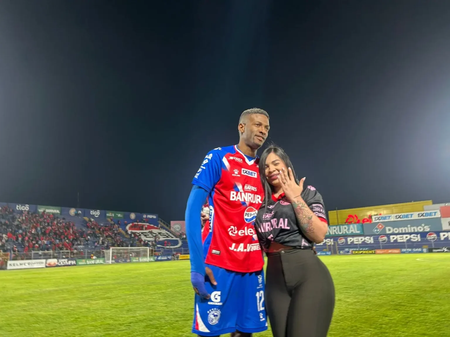 Jogador pede namorada em casamento em estádio, mas noivado termina em três dias