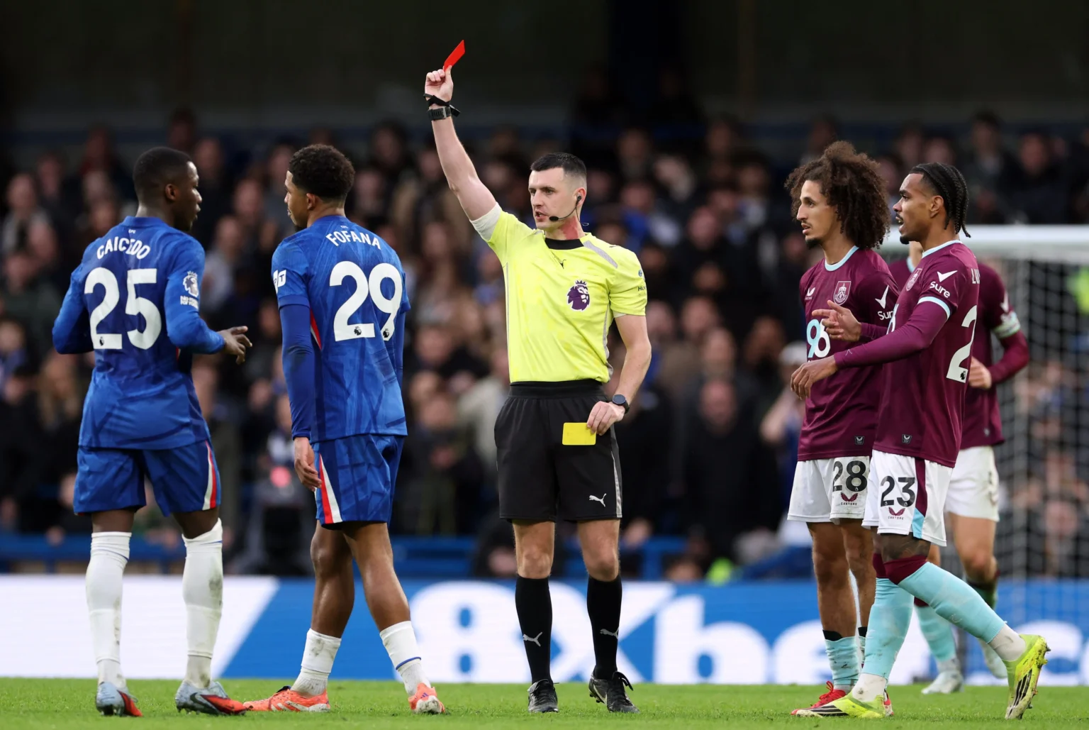 Jogadores de Chelsea e Burnley são vítimas de racismo online após partida da Premier League