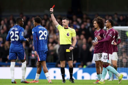 Jogadores de Chelsea e Burnley são vítimas de racismo online após partida da Premier League Jogadores de Chelsea e Burnley são vítimas de racismo online após partida da Premier League
