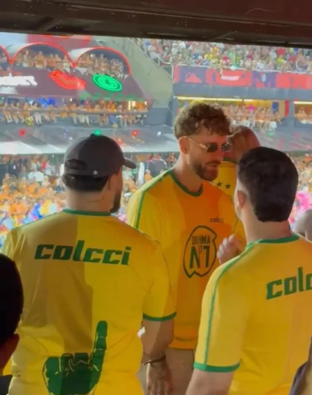 Jogadores do Flamengo celebram Carnaval na Sapucaí após vencer o Botafogo Jogadores do Flamengo celebram Carnaval na Sapucaí após vencer o Botafogo