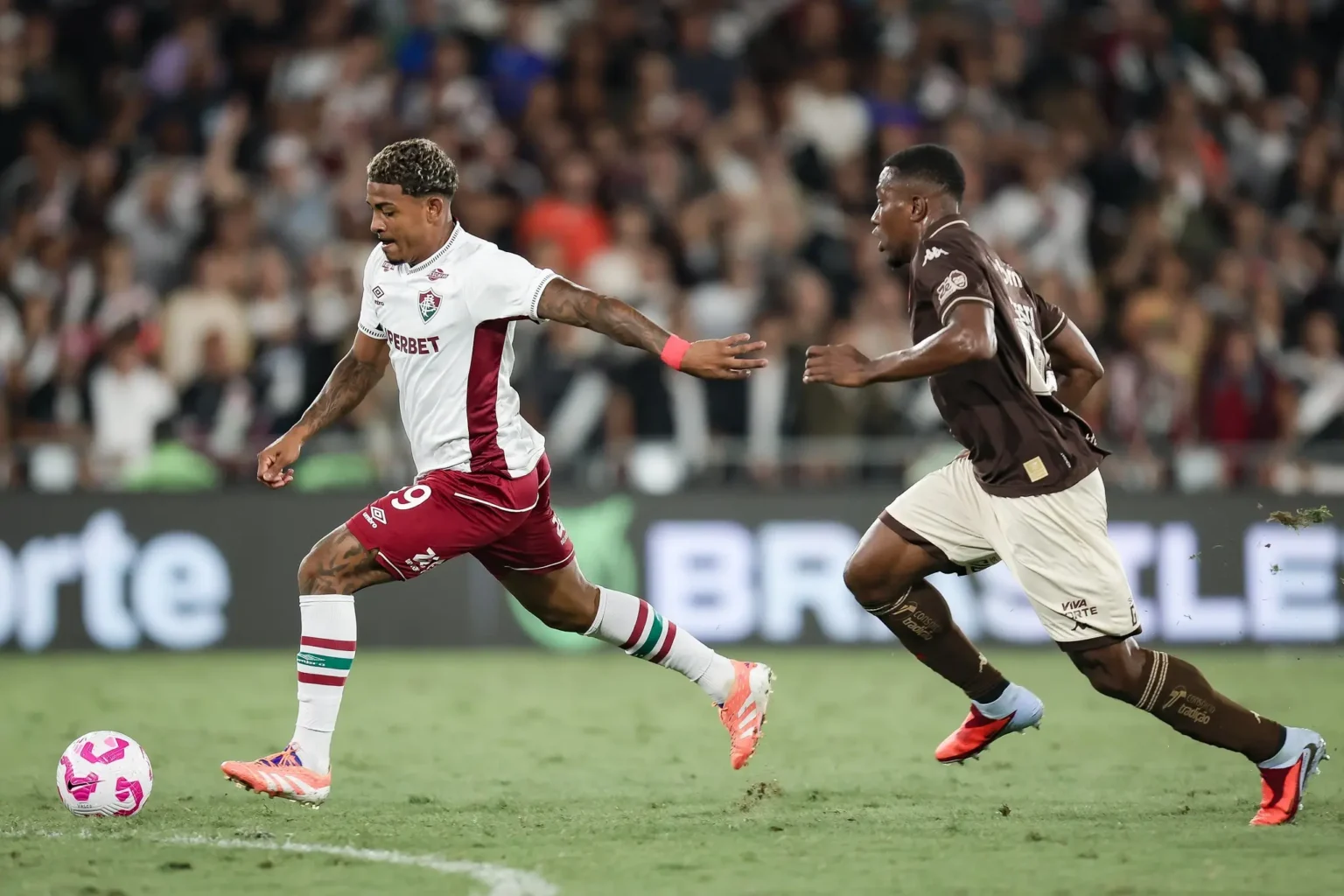 John Kennedy x Vasco: atacante busca a terceira partida consecutiva com gol em clássicos pelo Fluminense; veja a lista